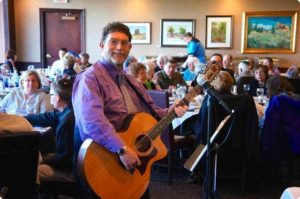 Rabbi Larry Karol leading the Seder at Picacho Hills Country Club (2014)